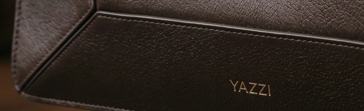 Couro granulado com gravação YAZZI dourada