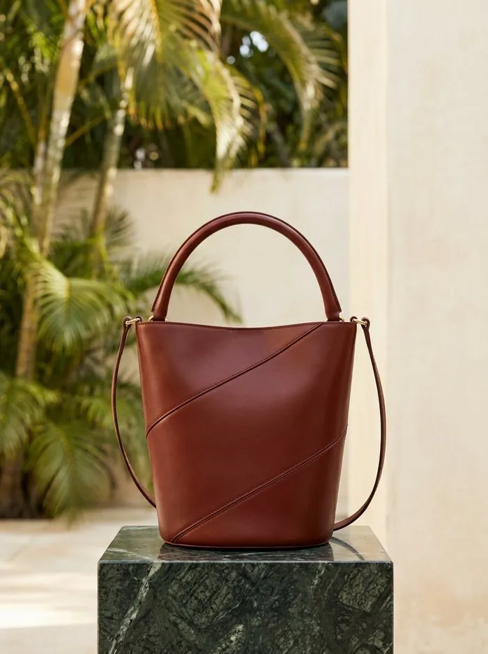 Le Seau, bolsa saco em couro vermelho pau-brasil com costura diagonal