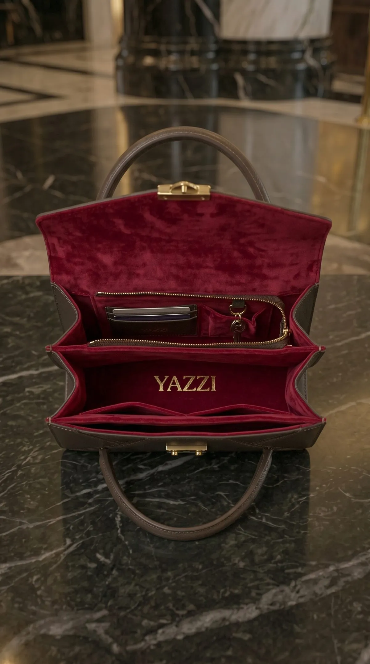 Zeta aberta, mostrando o forro de veludo vermelho
